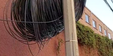 Varios metros de cable “colgados” de la infraestructura urbana, ponen en peligro a vecinos de Tomasa Estévez